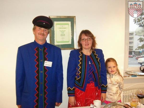 : Na fot. Dorota i Robert Chrostowscy z córką, zdobywcy Certyfikatu za Kozi Ser Wędzony.